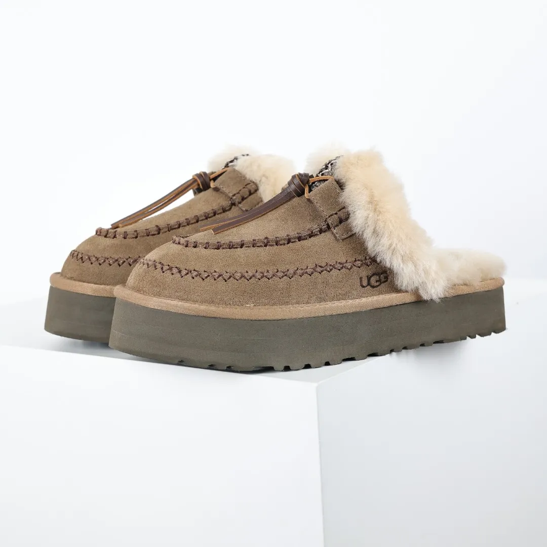 Pick up locally 💰580 Core recommendation with good price It is a very suitable choice for keeping warm in winter and at home. In the new year, uug has launched a series of styles, which are partial to the preferences of young consumers and have also moved to the forefront of fashion trends. Shoe body material Water-repellent coated suede upper 17mm UGGPURE™ implanted wool insole Lightweight non-slip comfortable rubber outsole With brand LOGO trademark Comes with a full set of packaging Size: 35 36 37 38 39 40